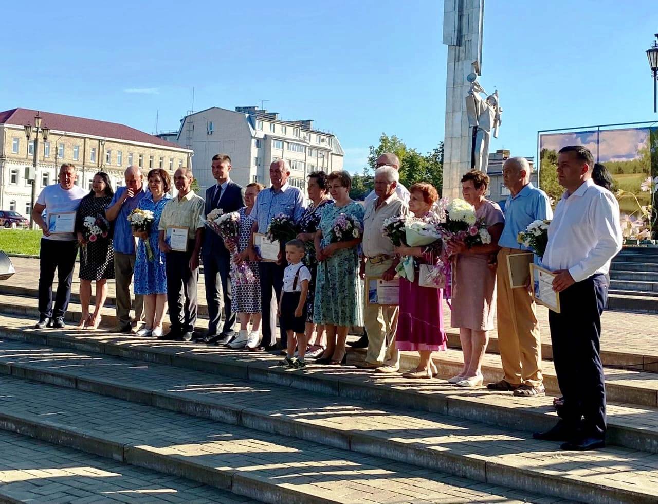 В Людинове в День семьи, любви и верности чествовали семейные пары.