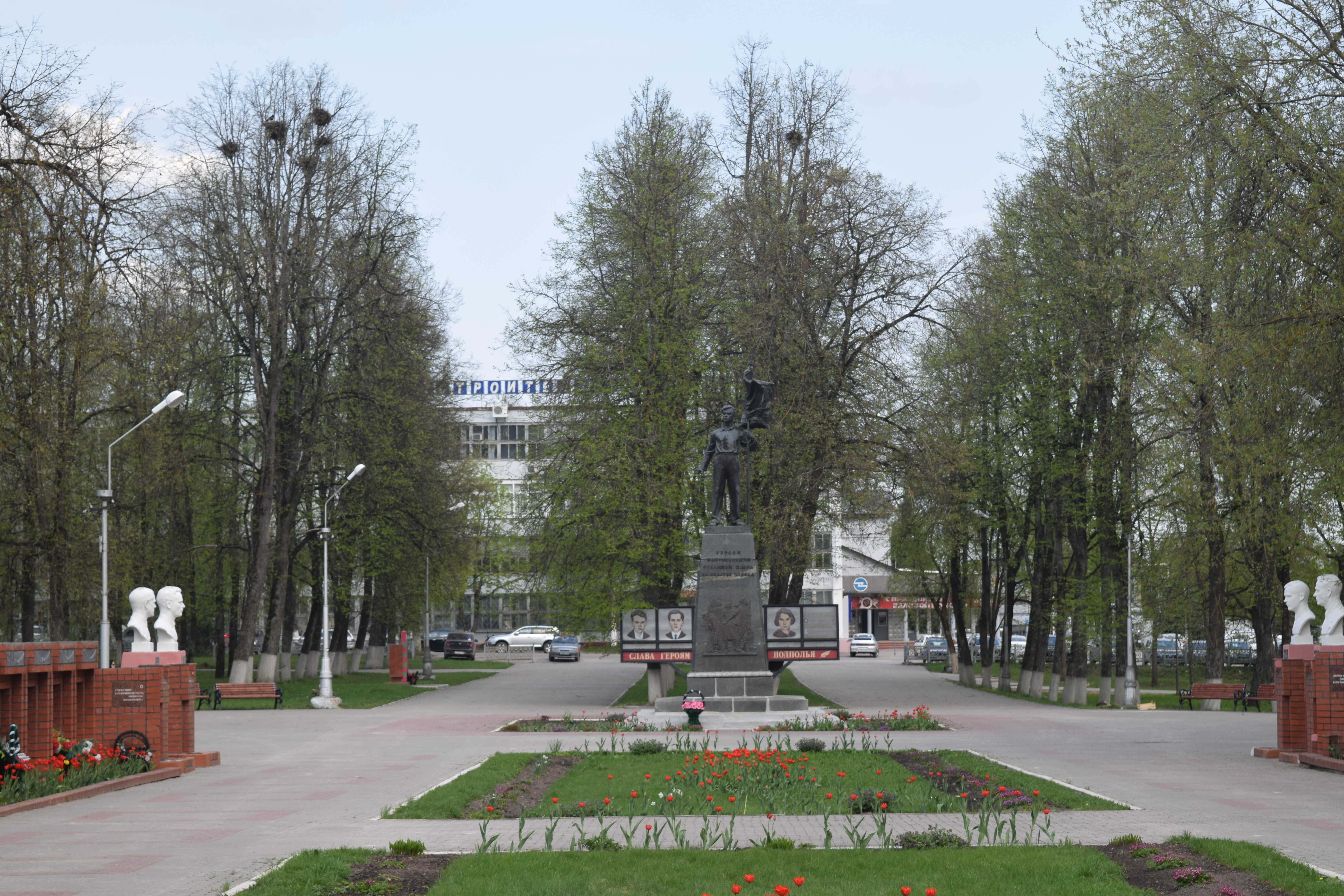 Памятник герою Советского Союза Алексею Шумавцову.