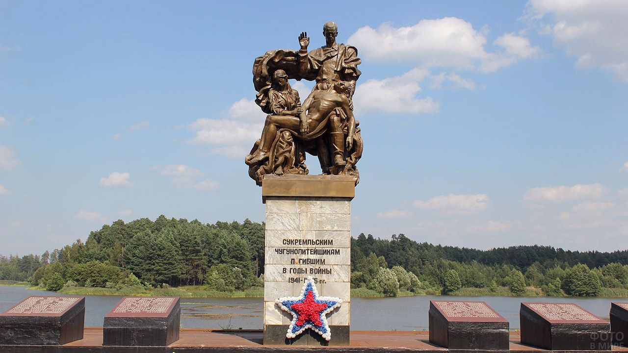 Памятник заводчанам, погибшим годы Великой Отечественной войны. Проходная ЗАО «Кронтиф-центр».