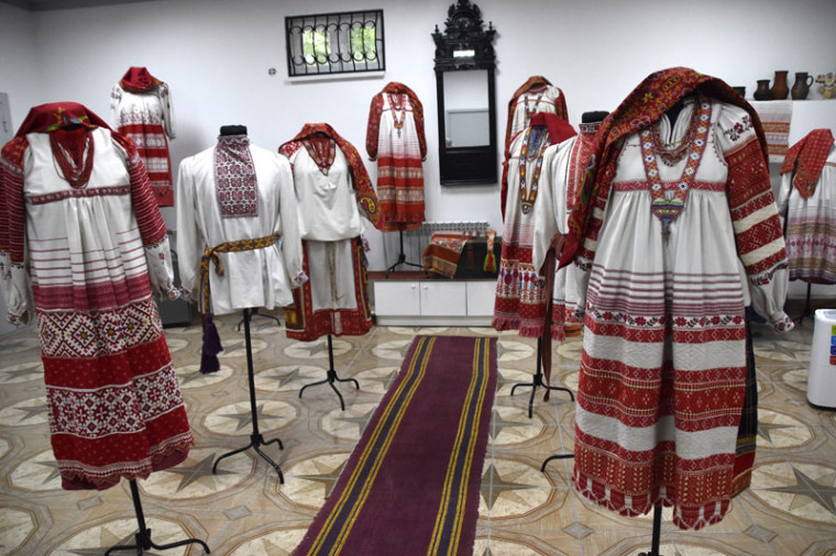 В Людинове открылась экспозиция русских народных костюмов и рушников. В Людинове открылась экспозиция русских народных костюмов и рушников.