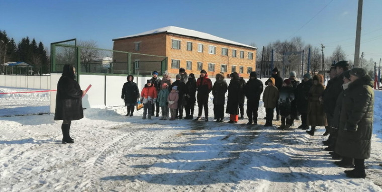 В селе Букань Людиновского района торжественно открыли современную спортивную коробку.